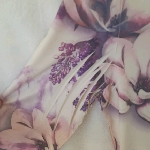 Notations Satiny V-Neck Floral Tunic Top - Picture 6 of 7